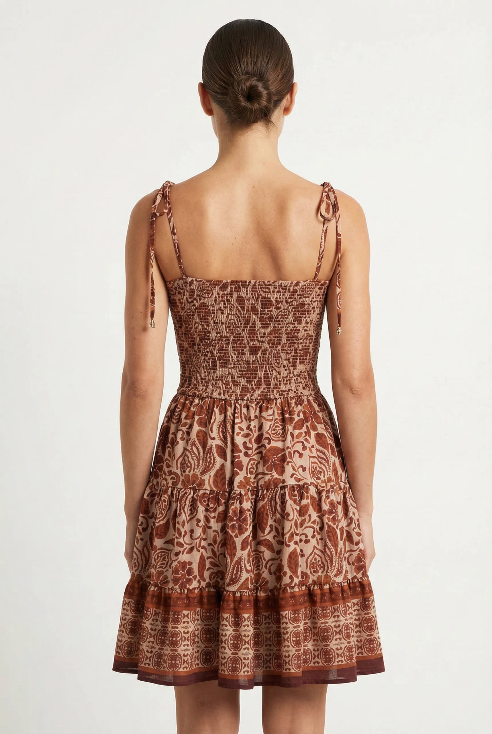 vestido corto floreado tina marrón