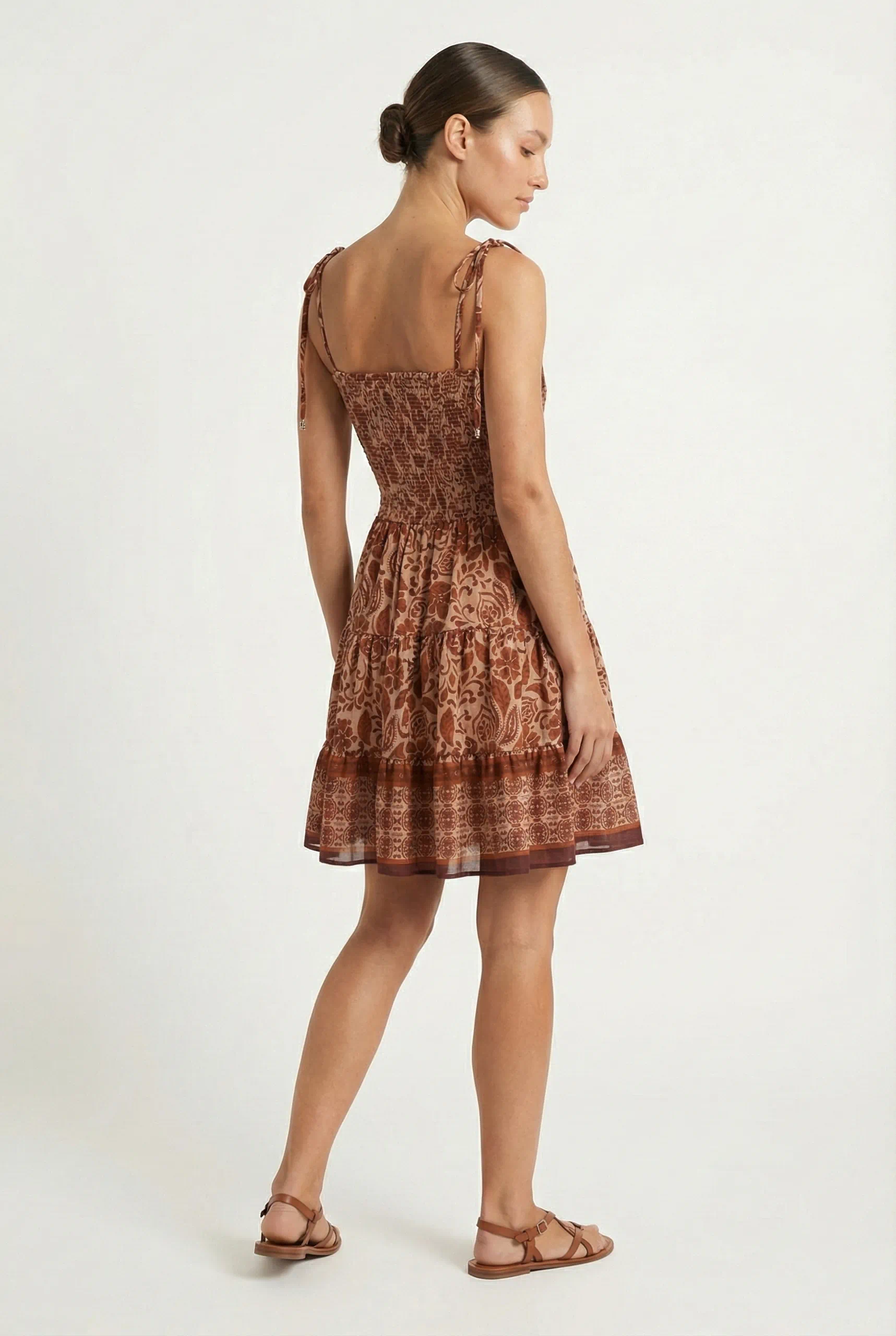 vestido corto floreado tina marrón