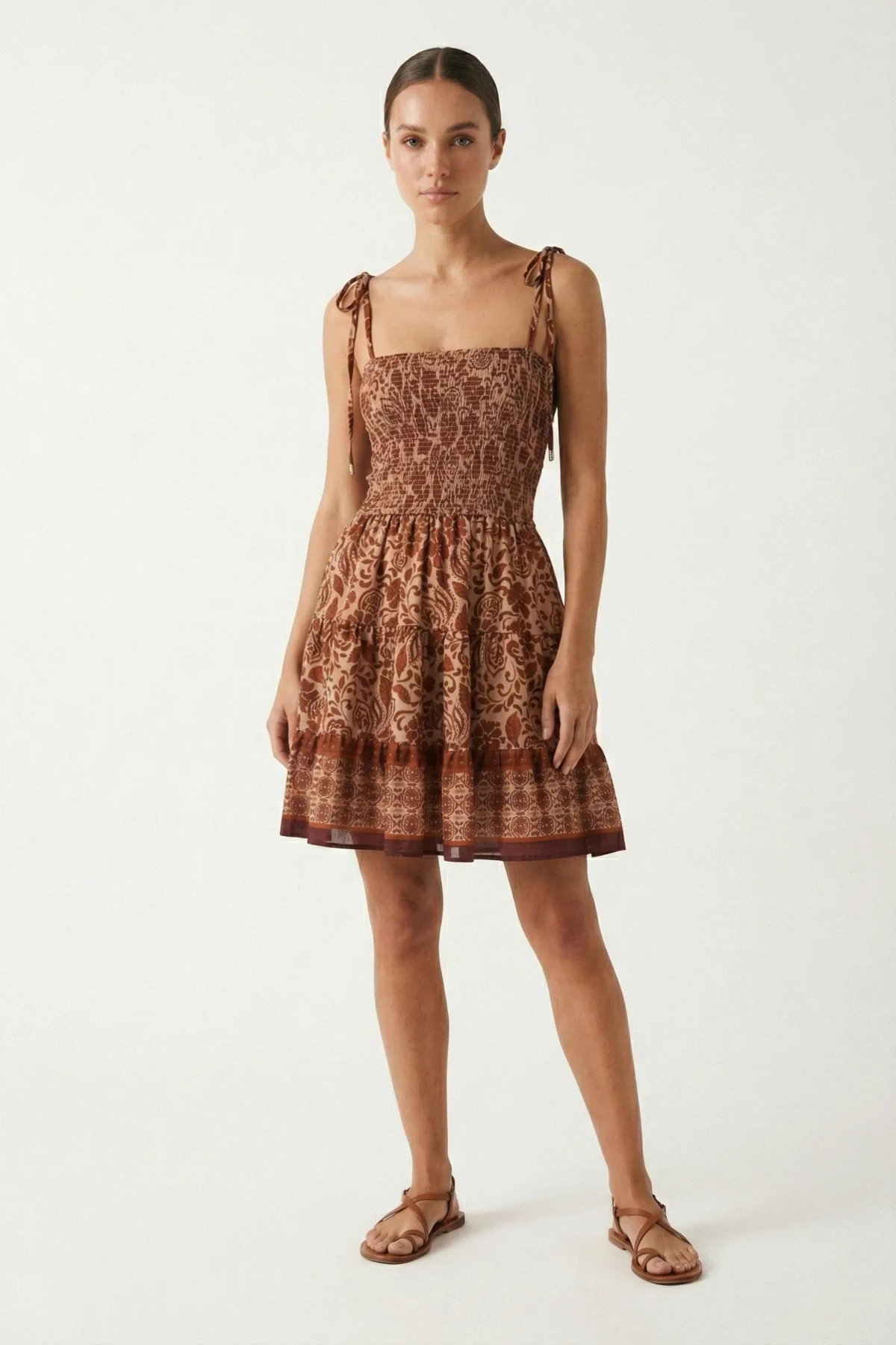 vestido corto floreado tina marrón